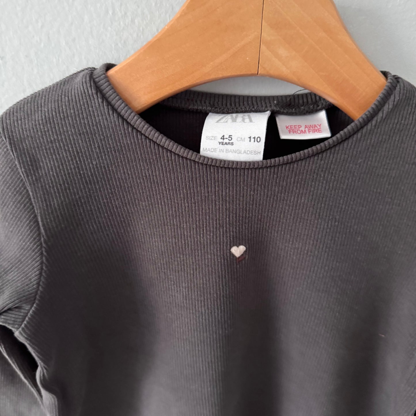 Zara / Dark grey ribbed long sleeve / 4-5Y