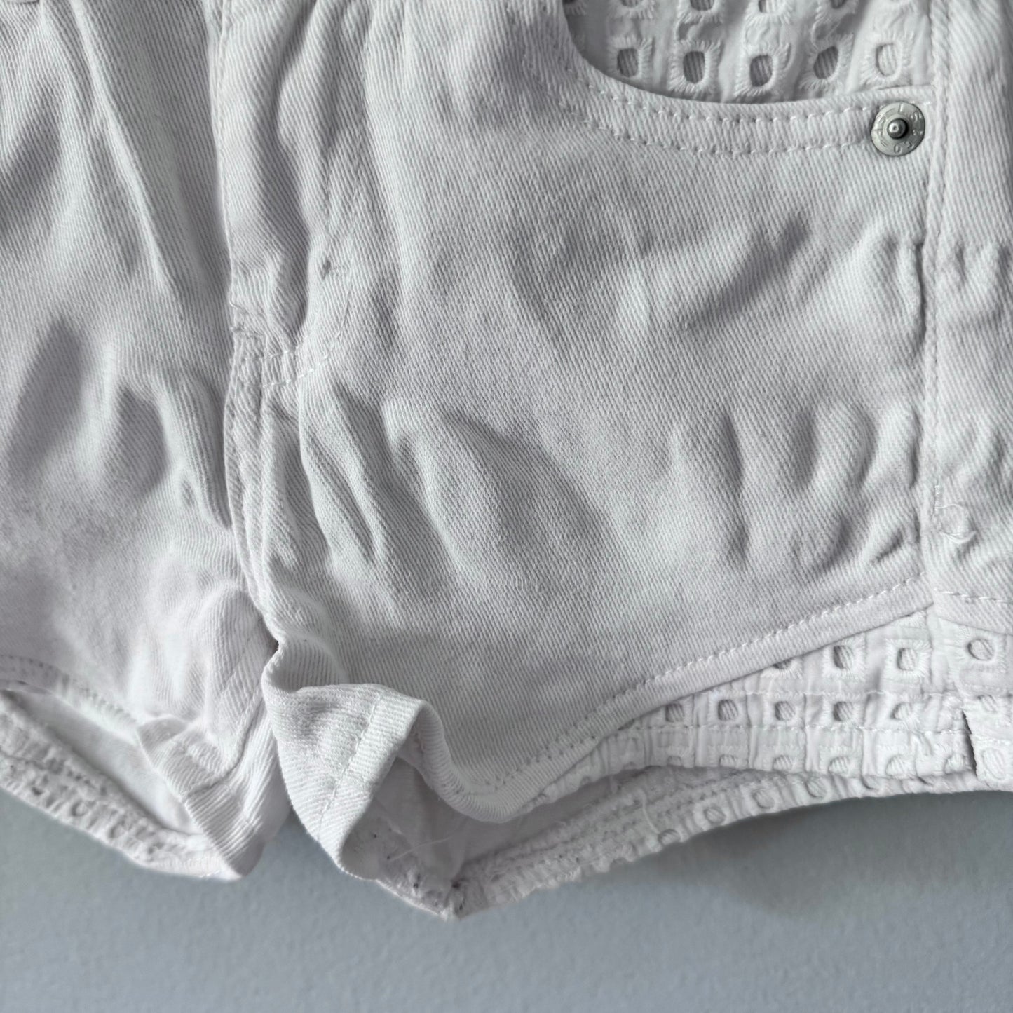 Levi's / White denim shorts / 6Y