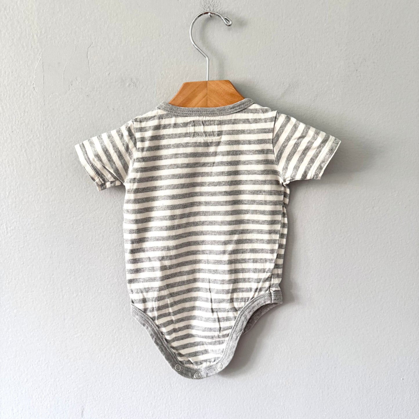 Mini mioche / White light grey stripe onesie / 3-6M