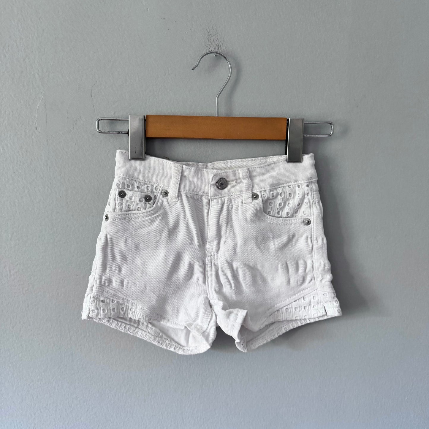 Levi's / White denim shorts / 6Y