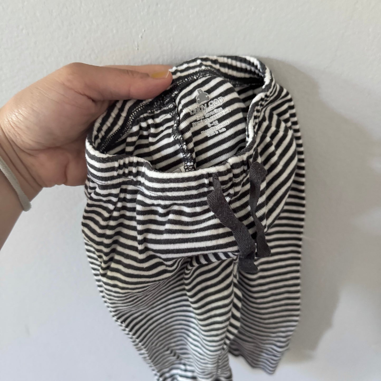 Gap / Black white stripe onesie & pants set / 6-12M