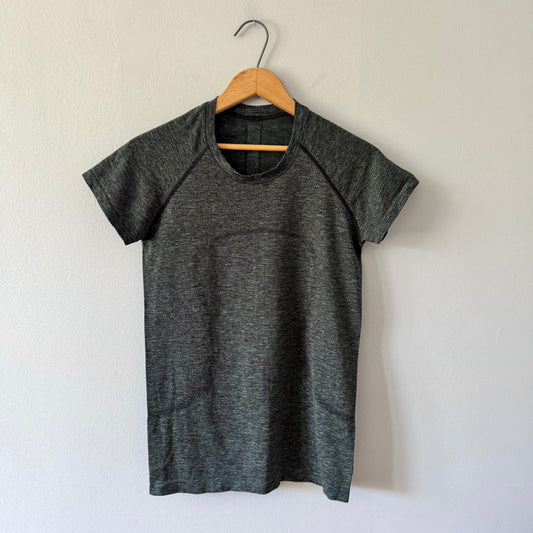 Lululemon / Black active top / Women 4-6