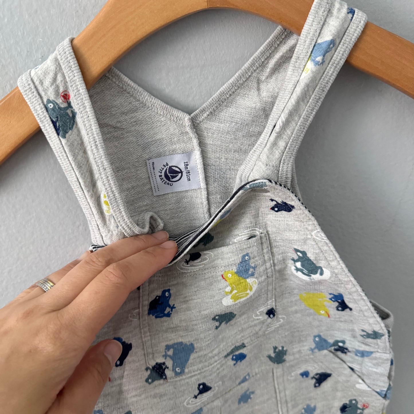 Petit Bateau / Light grey x frog overall shorts / 18M
