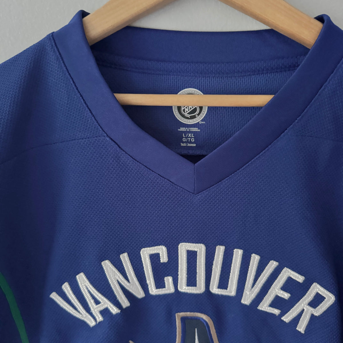 NHL / Vancouver Canucks jersey / Youth L/XL
