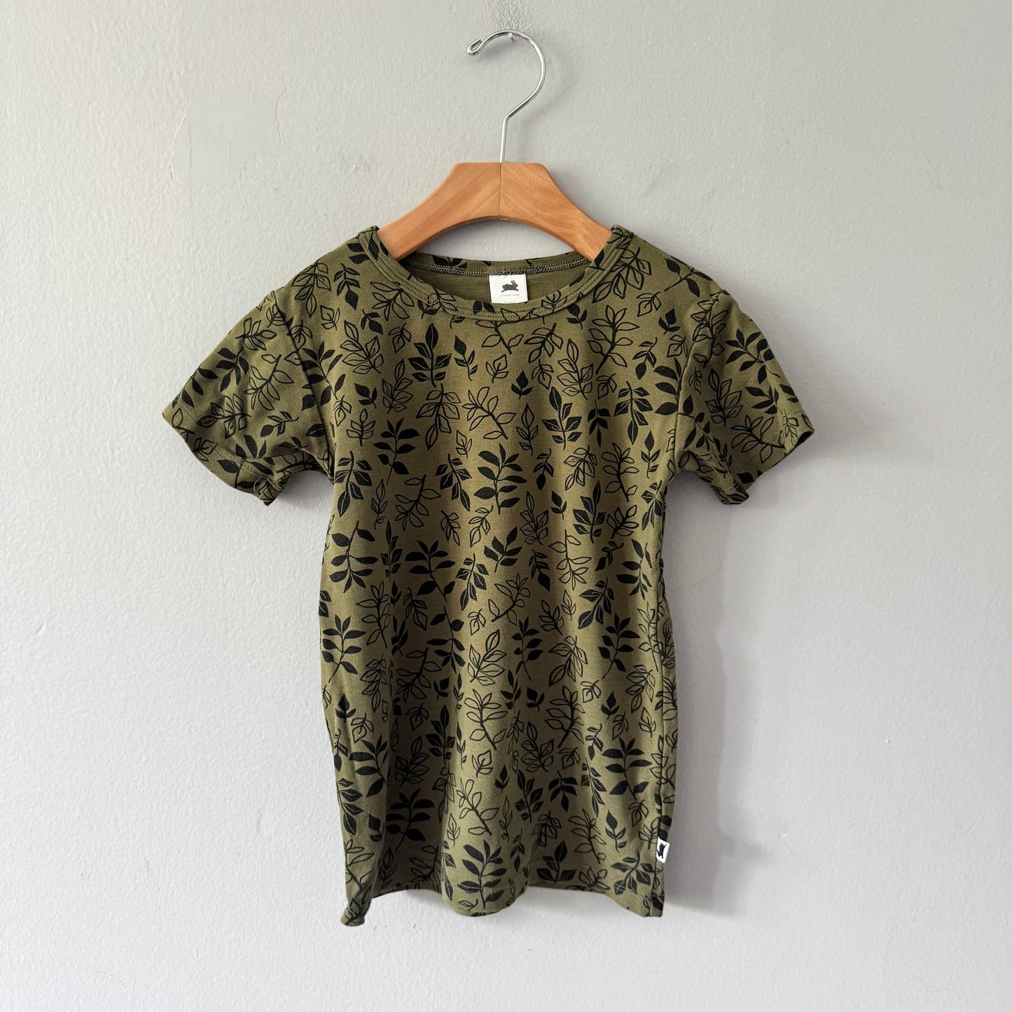 Little & Lively / Khaki x leaves T-shirt / 5-6Y