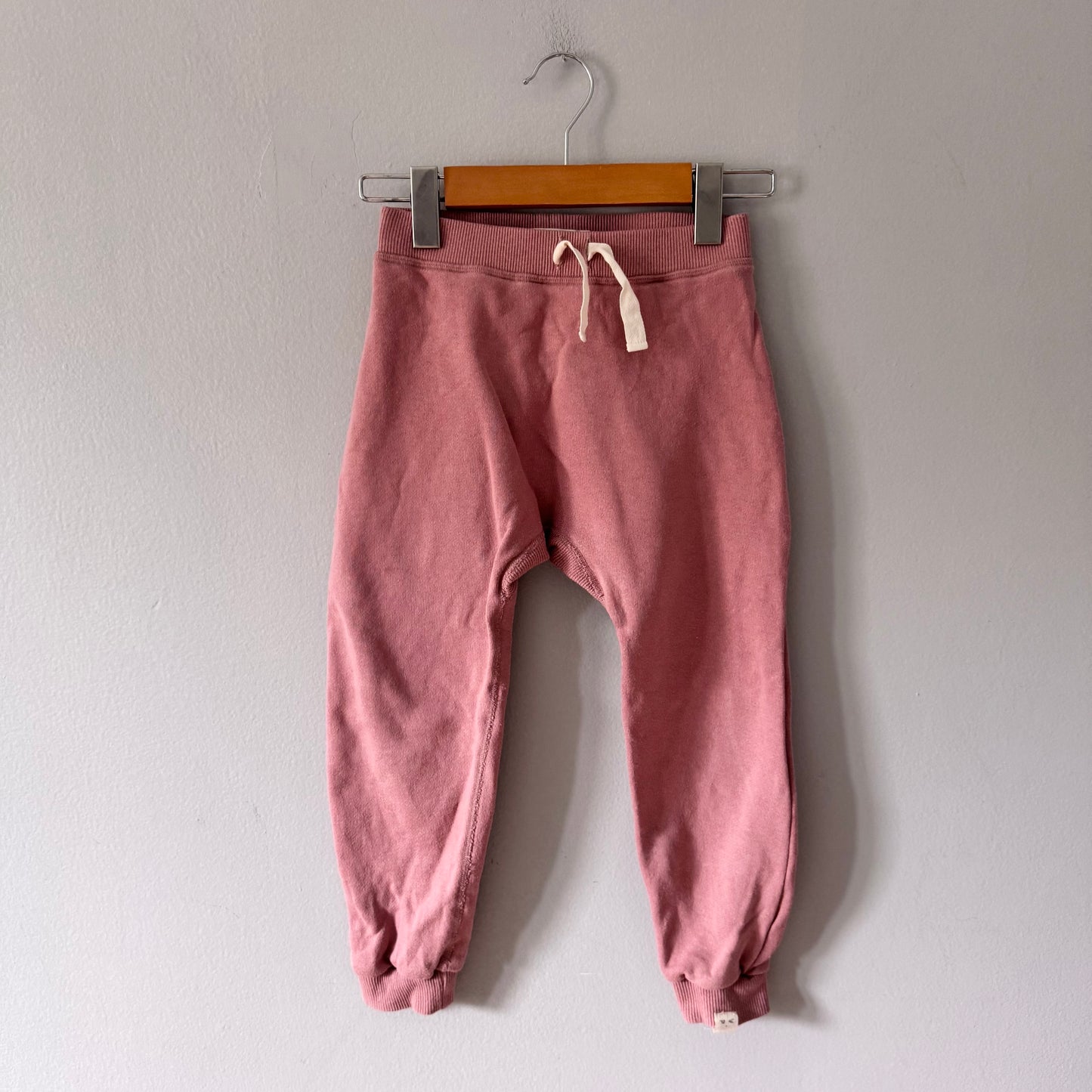Petits Vilains / Smokey pink sweatpants / 6-7Y