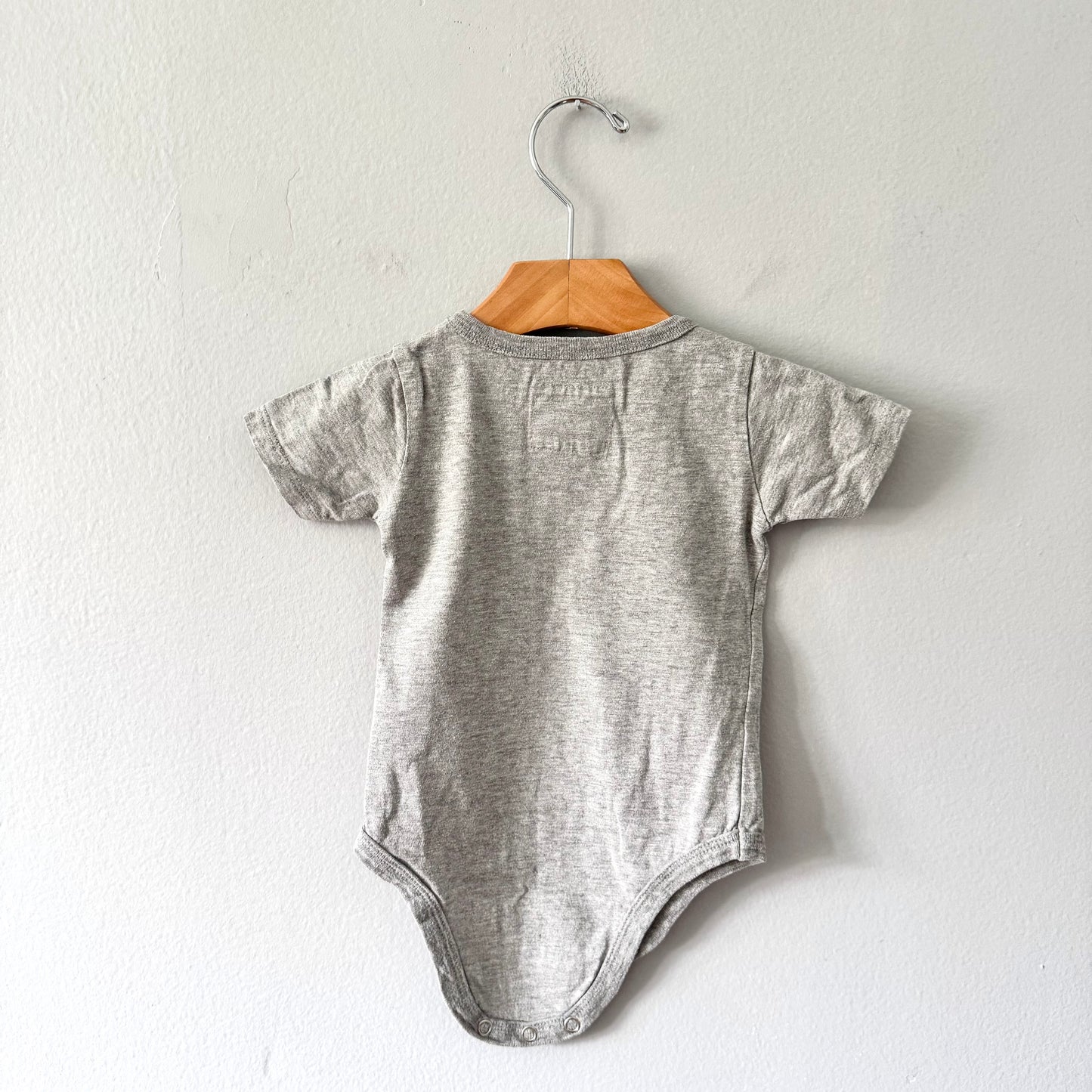 Mini mioche / Light grey short sleeve onesie / 6-12M