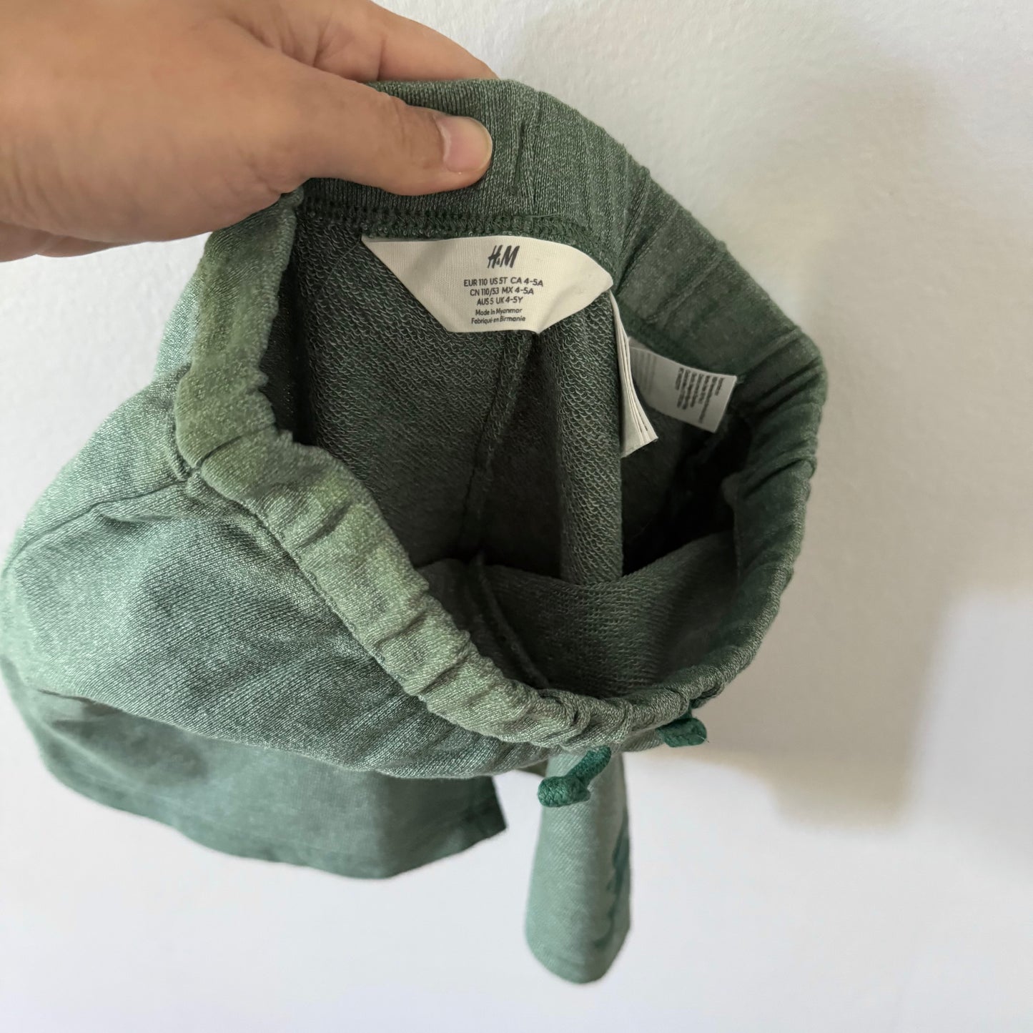 H&M / Green crew shorts / 4-5Y