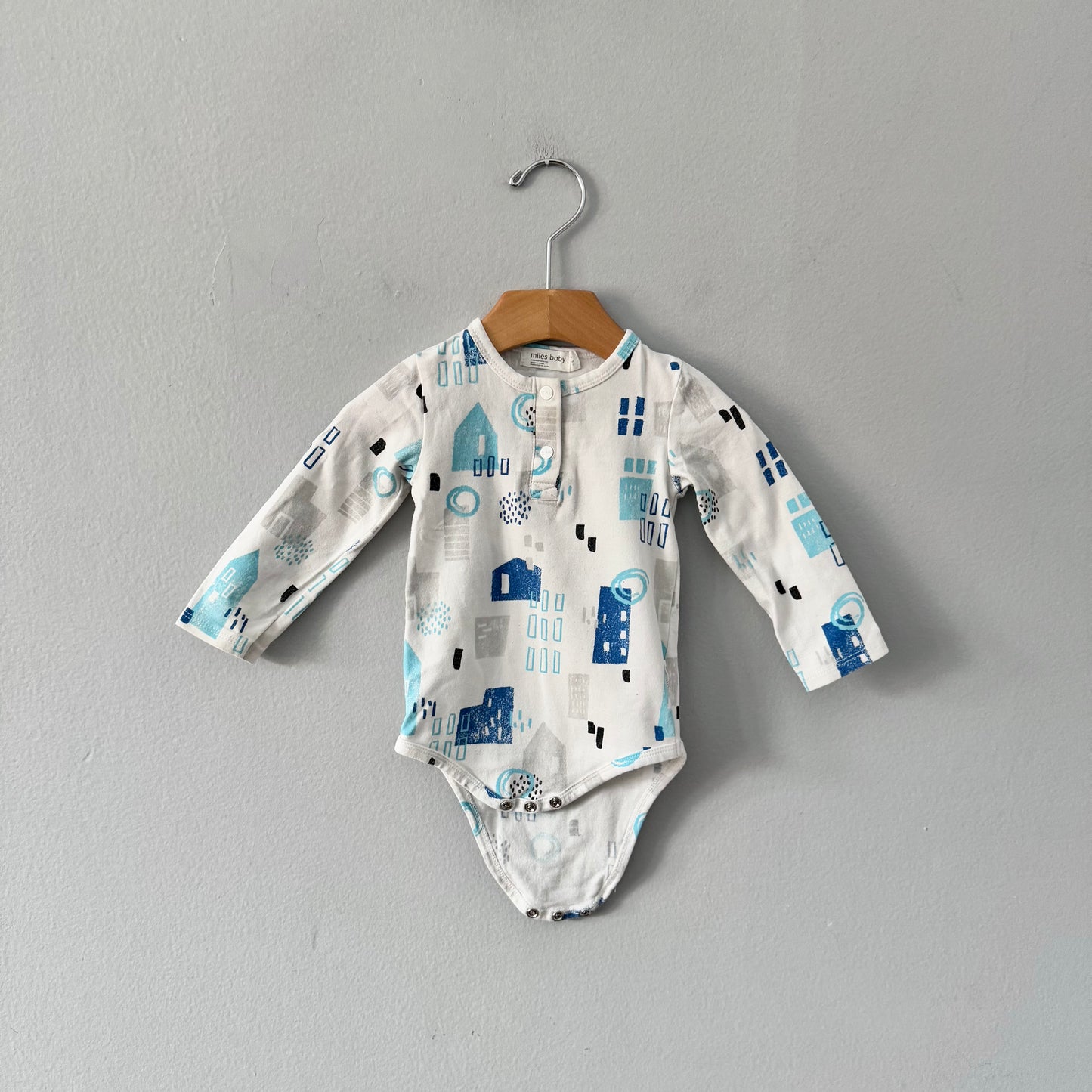 Miles baby / White x blue onesie / 9M