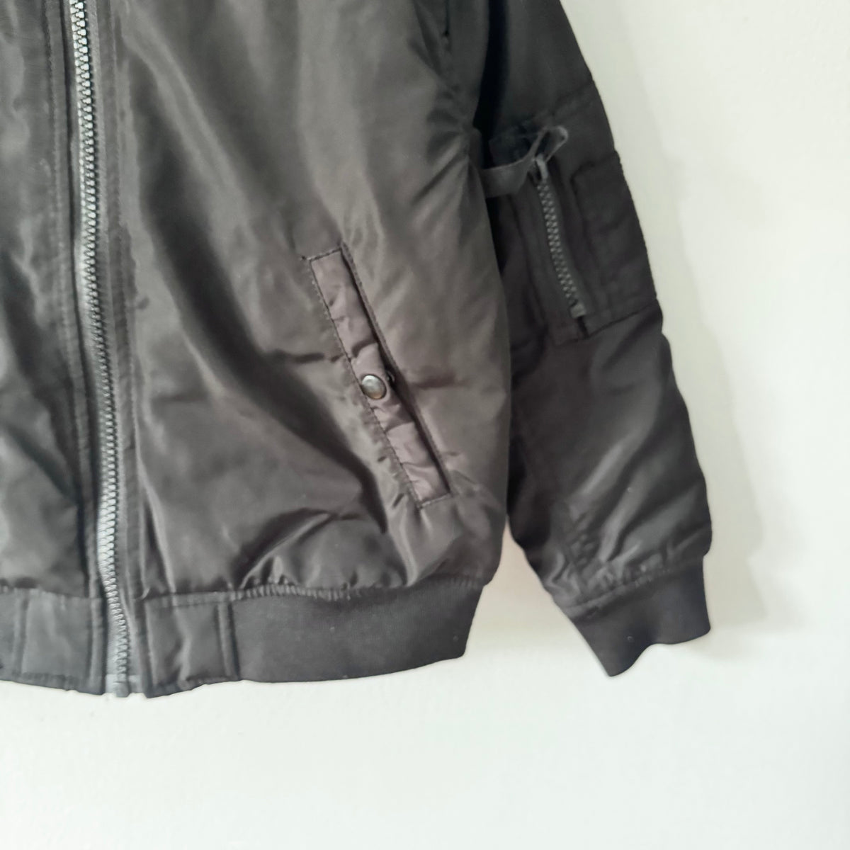 H&M / Black bomber jacket / 4-6Y