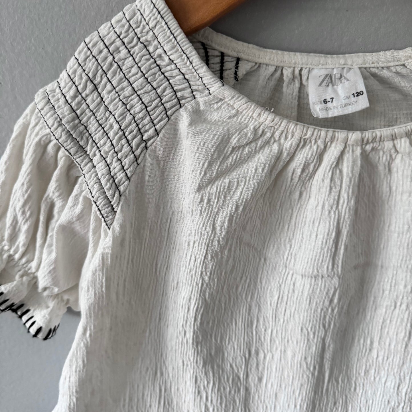 Zara / White x black stitch top / 6-7Y