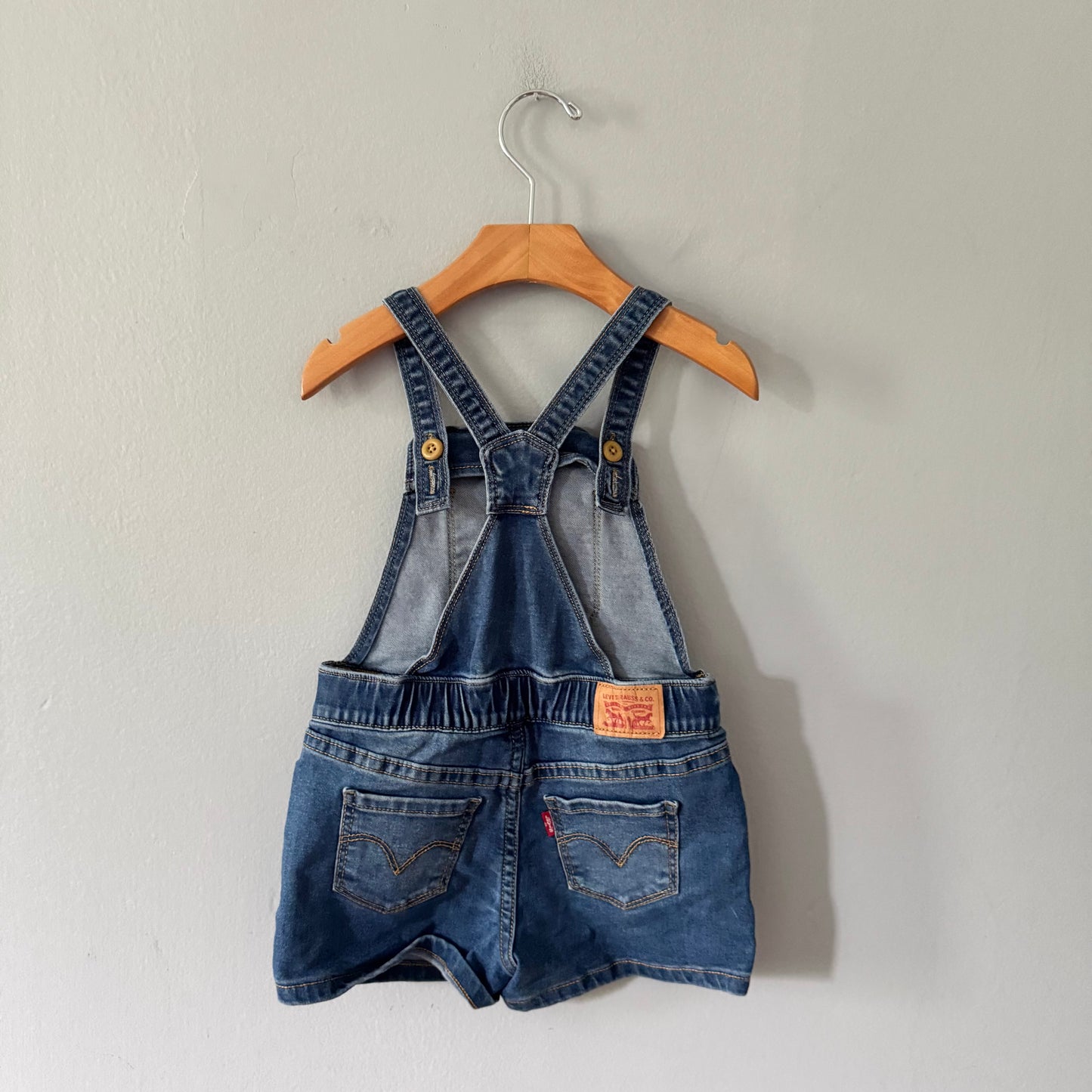 Levi's / Denim overall shorts / 4T
