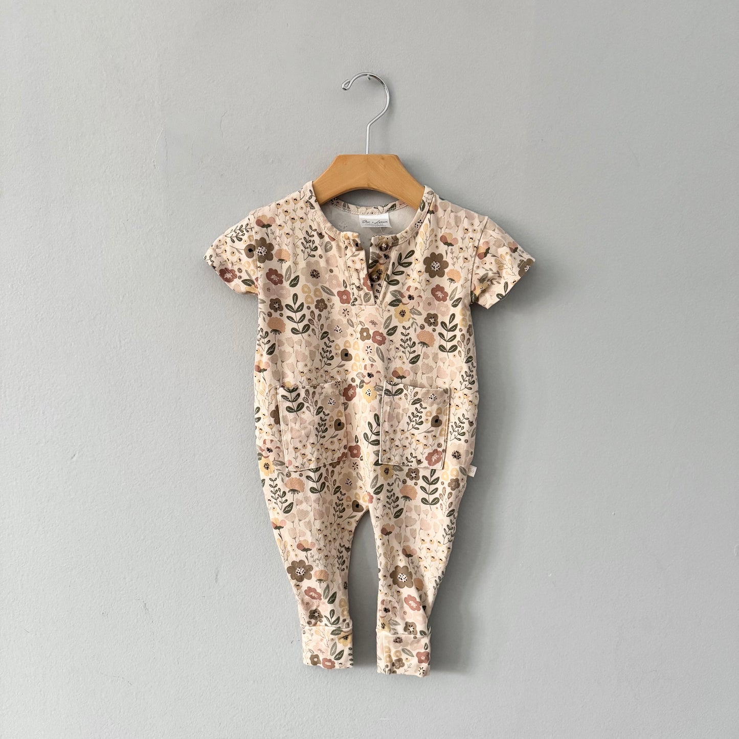 Jax & Lennon / Grenouillère manches courtes à motifs floraux beige / 0-6M