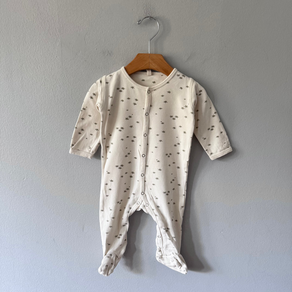 Quincy Mae / White x grey star romper / 6-12M