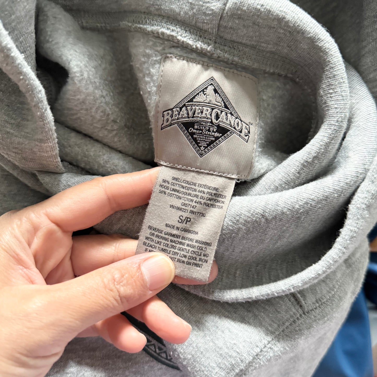 Beaver Canoe / Light grey hoodie / 6Y