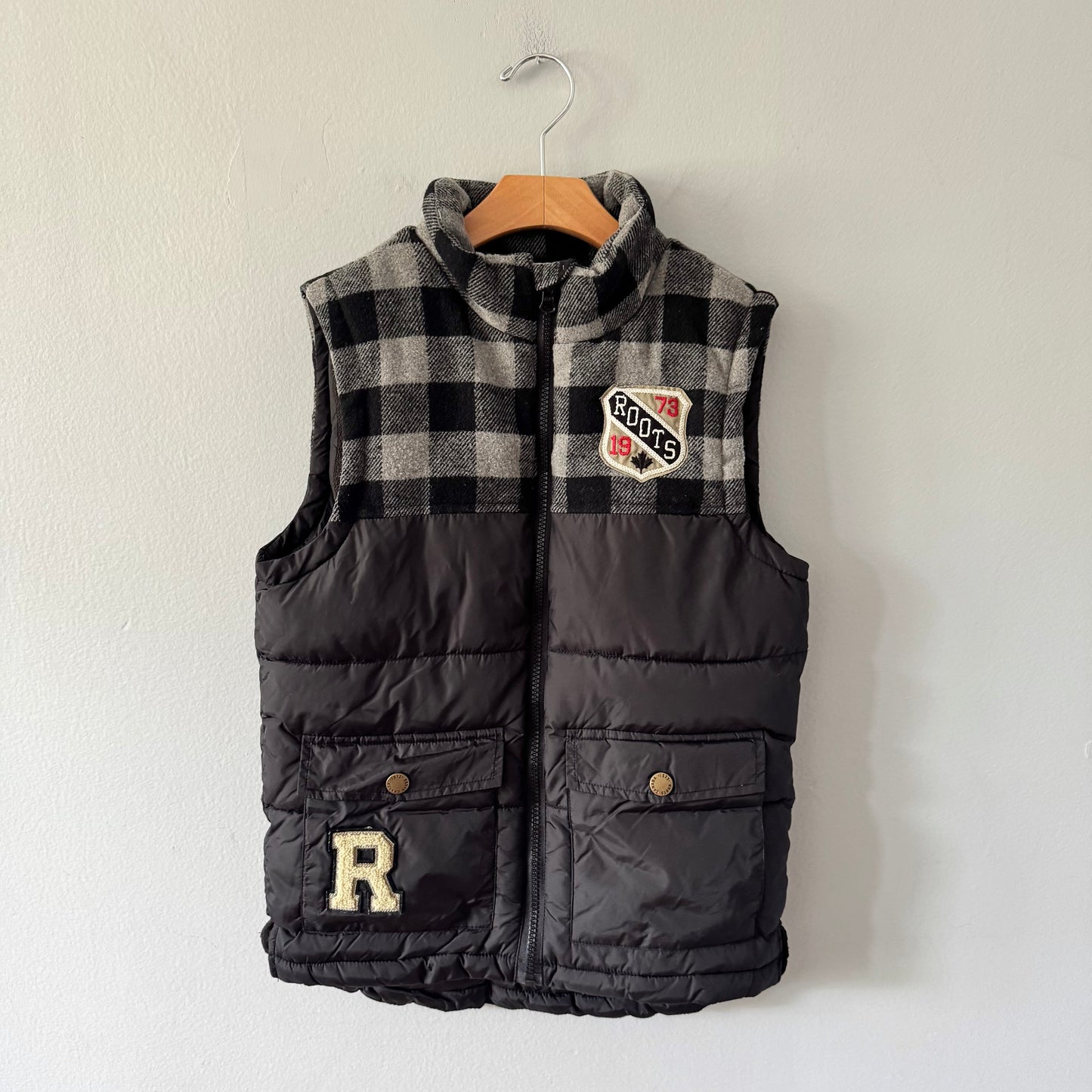Roots / Black puffer vest / 7-8Y