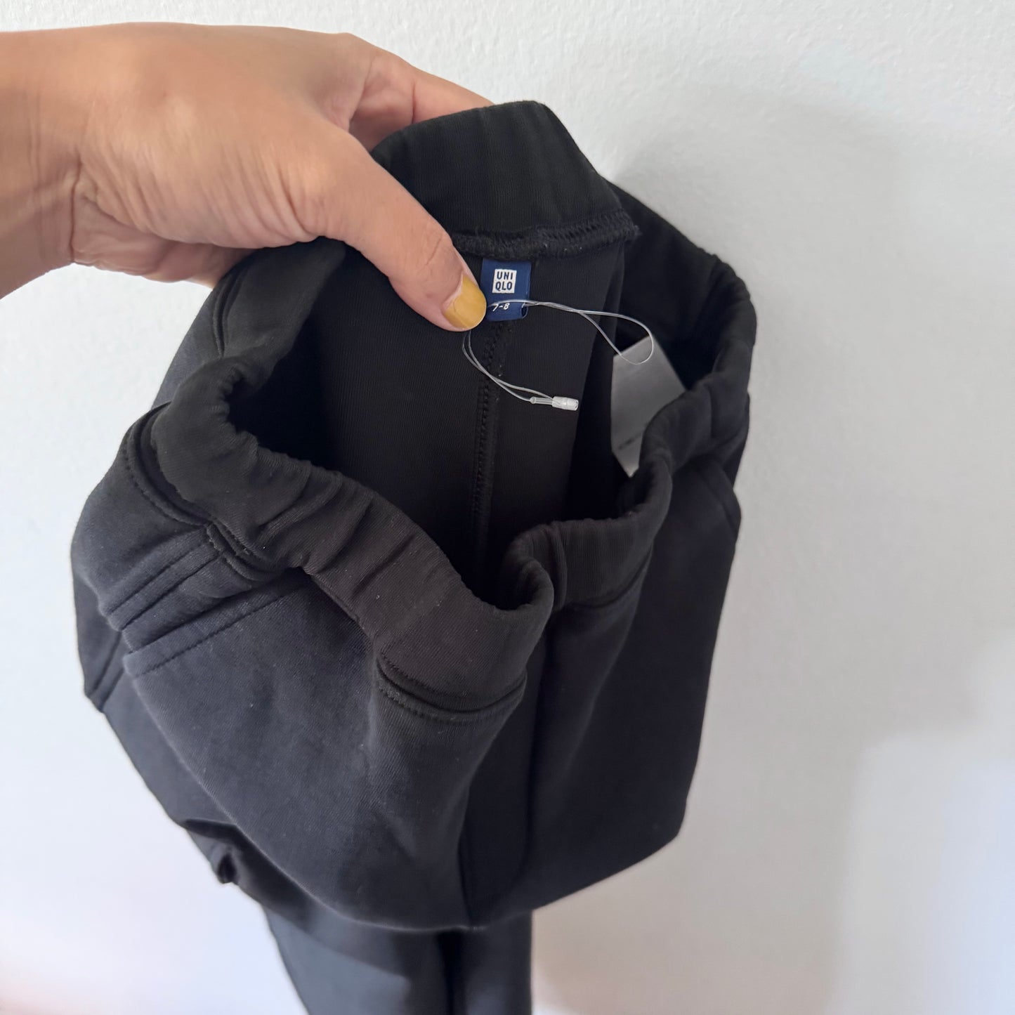Uniqlo / Black crew pants / 7-8Y