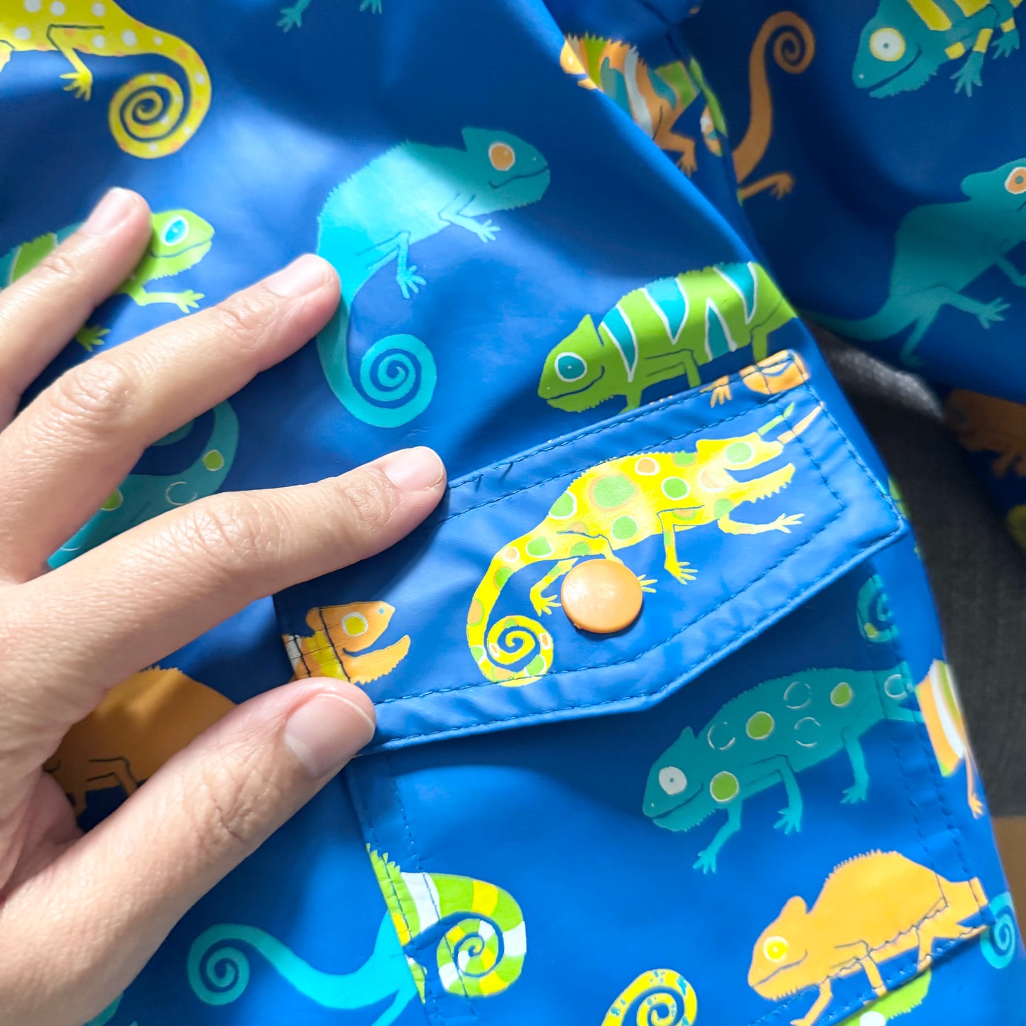 Hatley / Blue x chameleon rain jacket / 18-24M