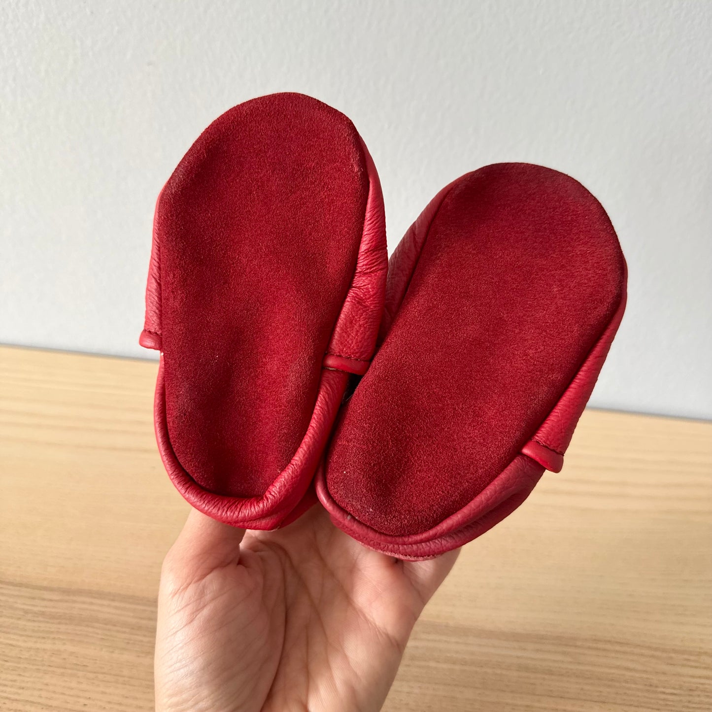 Kiki / Red x star leather moc / US4