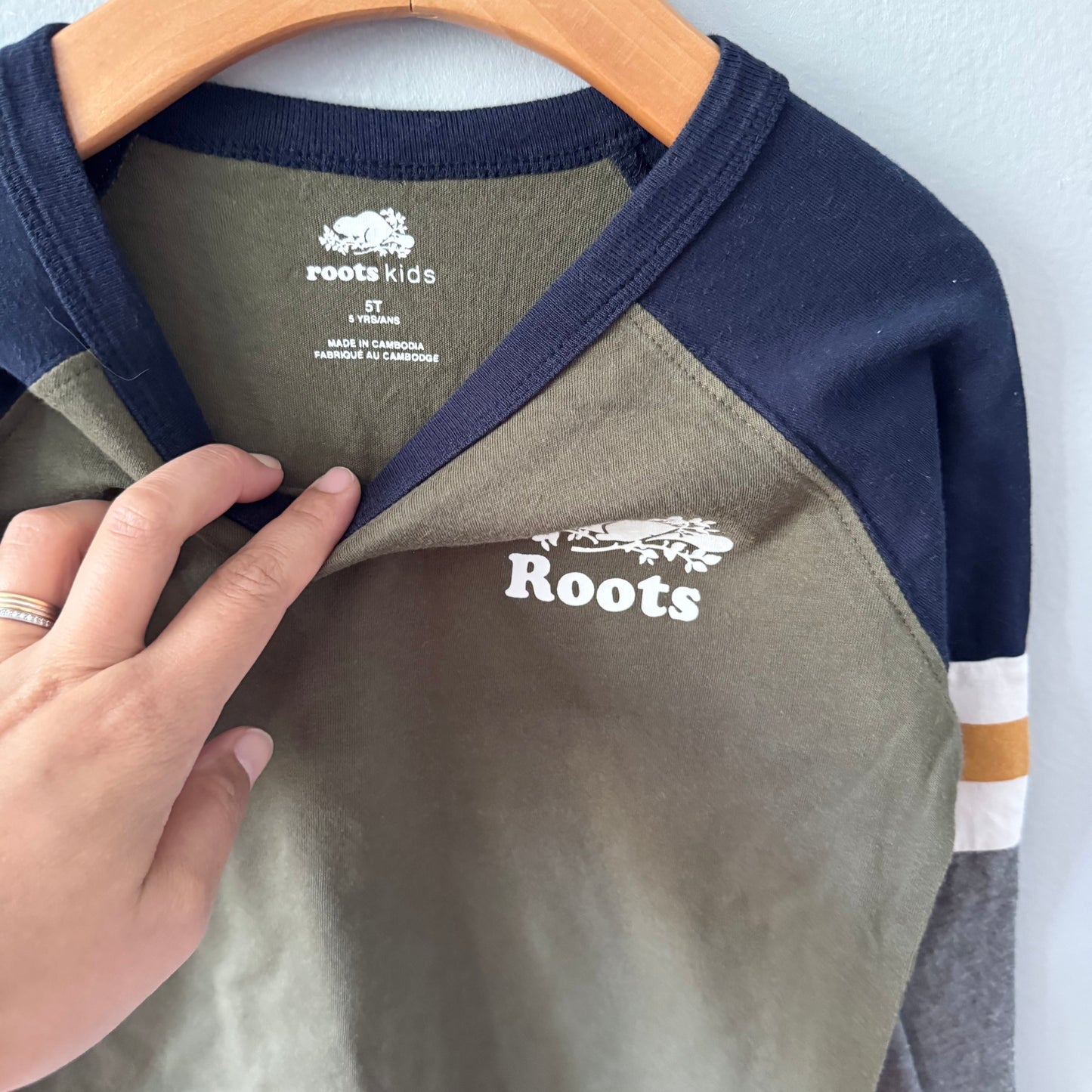 Roots / Khaki x navy raglan shirt / 5T