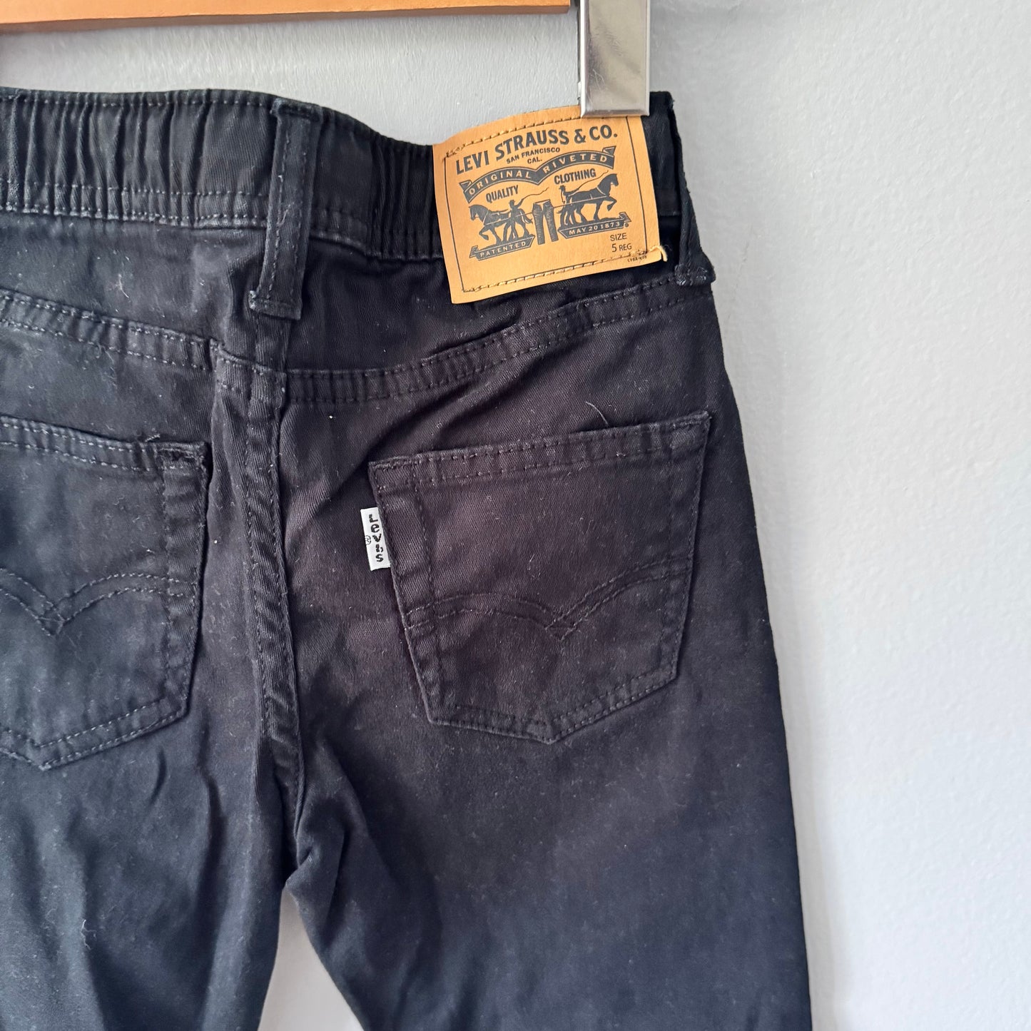 Levi's / Black jogger / 4-5Y
