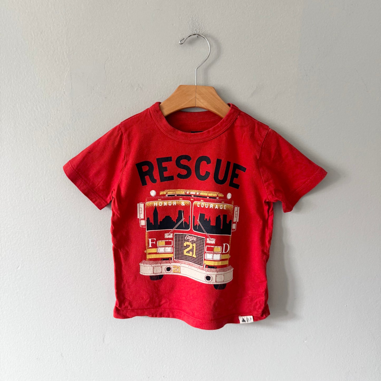 Gap / Red Fire truck T-shirt / 3Y