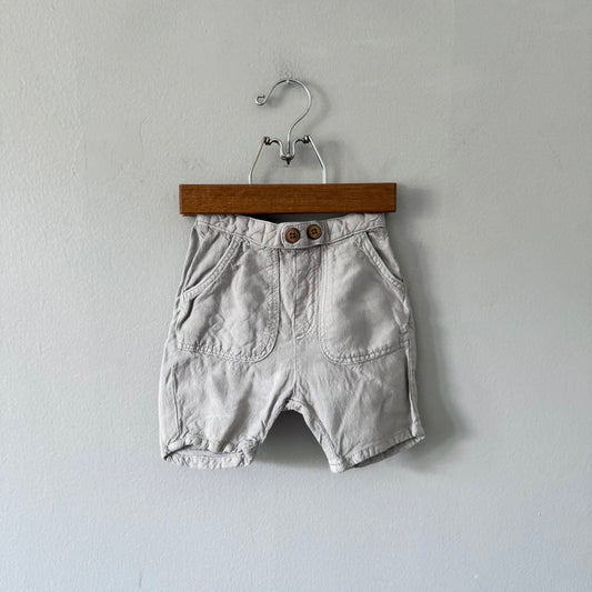 Zara /  Light grey shorts / 12-18M
