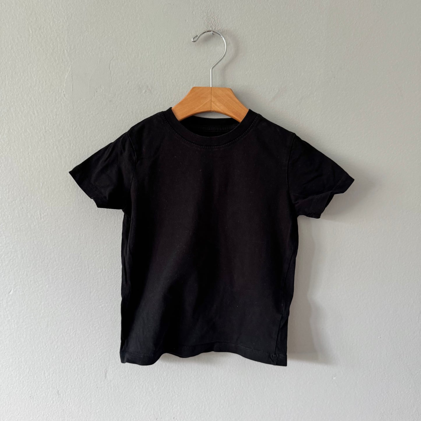 H&M / Black T-shirt / 2-4Y