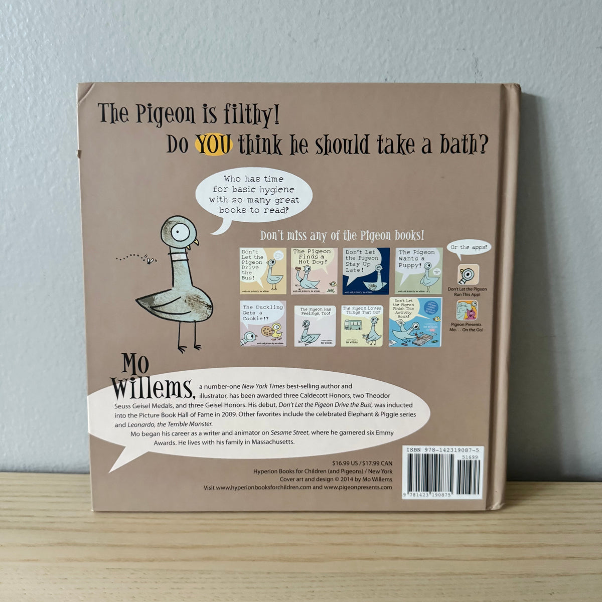 The Pigeon Needs a Bath! / Mo Willems