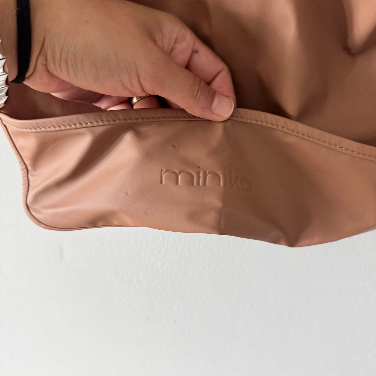 Minika / Brown bib / 6-24M