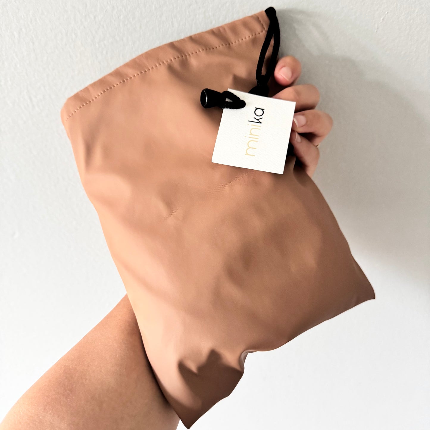 Minika / Brown bib / 6-24M