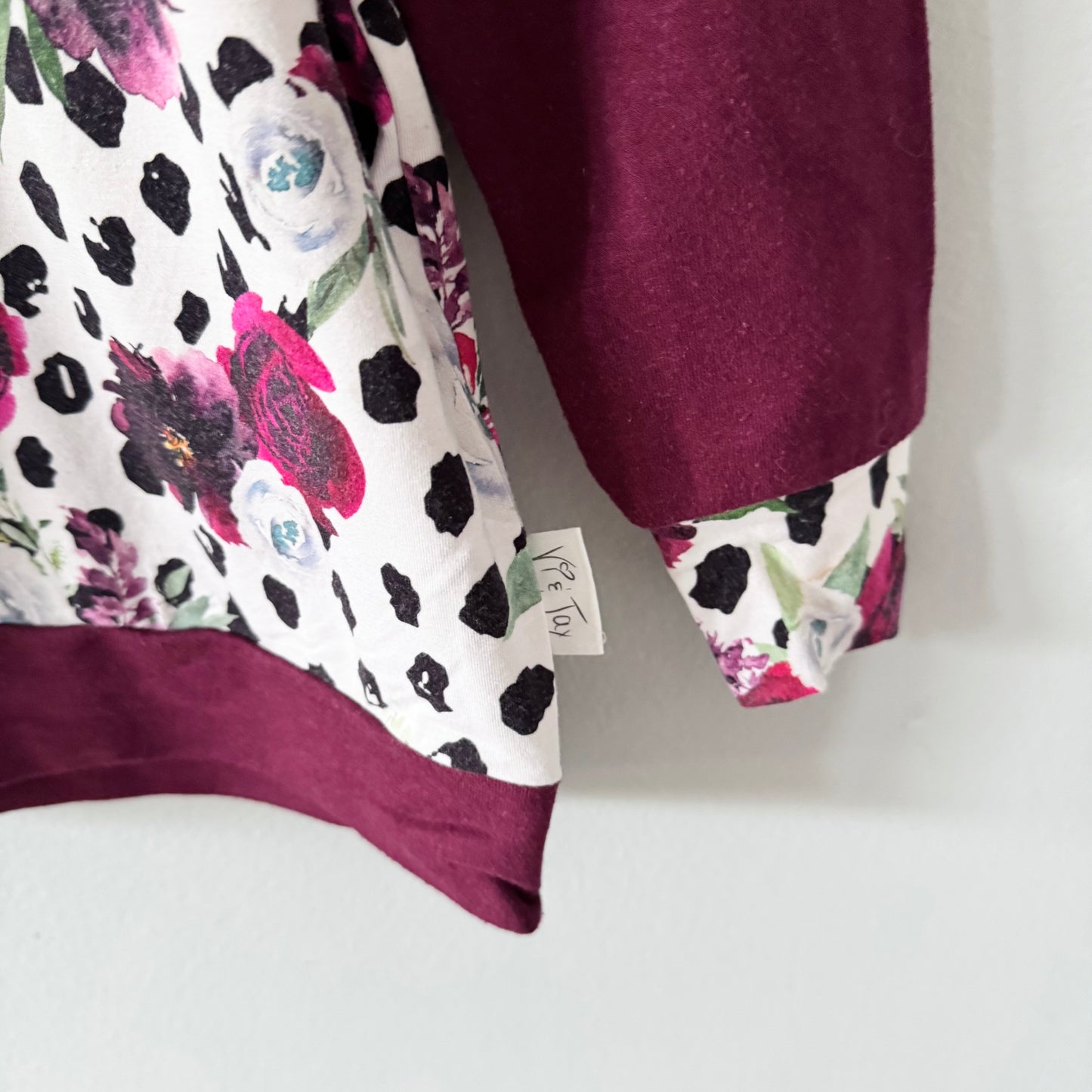 Vi & Jax / Manches longues raglan bordeaux et fleuri / 2-3 ans