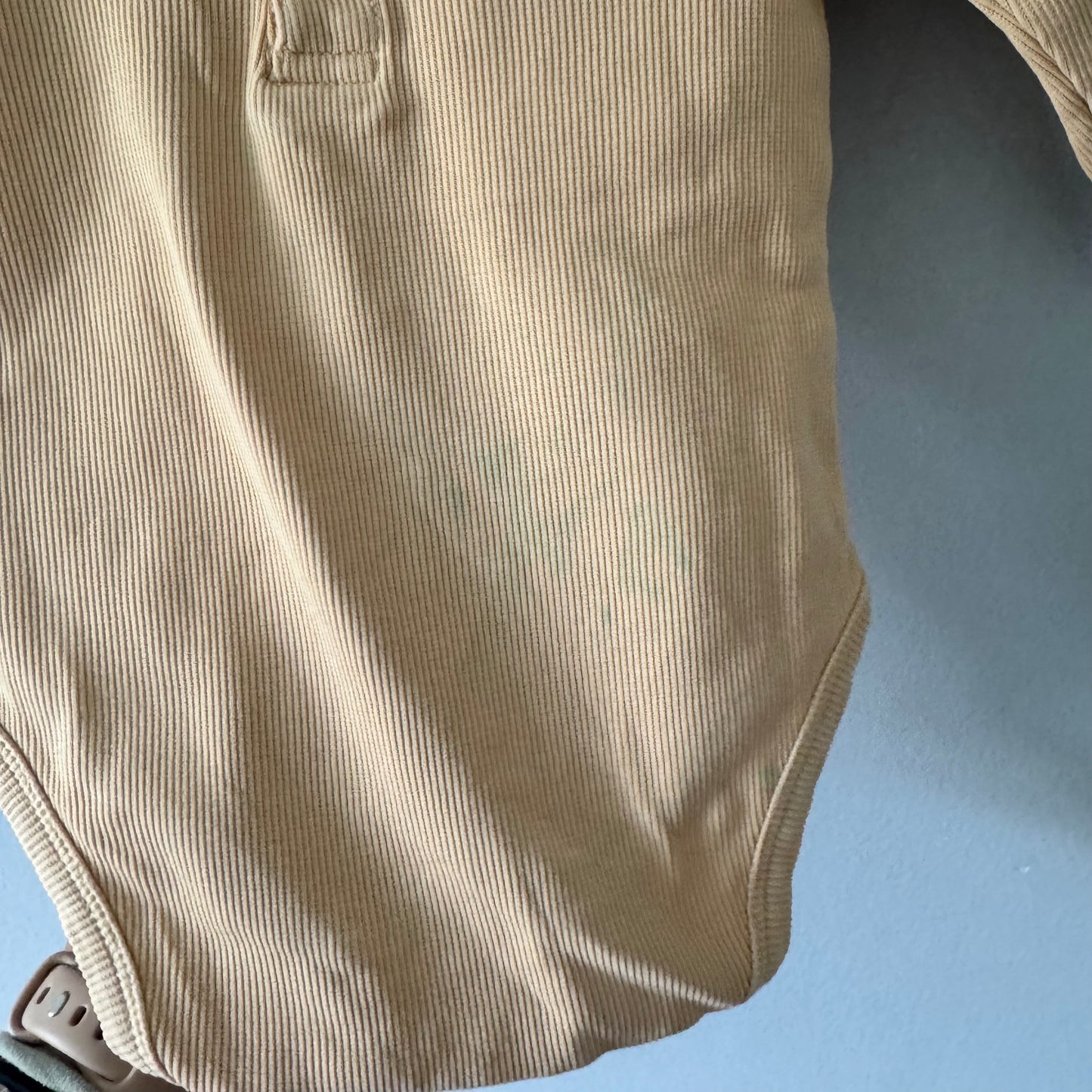 Tiny Cottons / Beige ribbed onesie / 6M