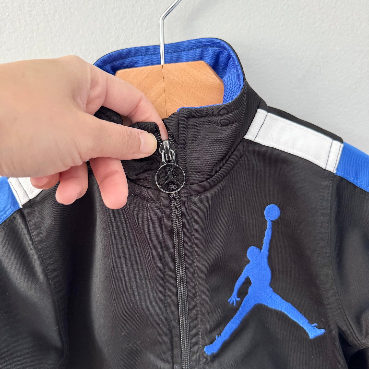 Nike x Jordan / Veste de survêtement noire et bleue / 3T