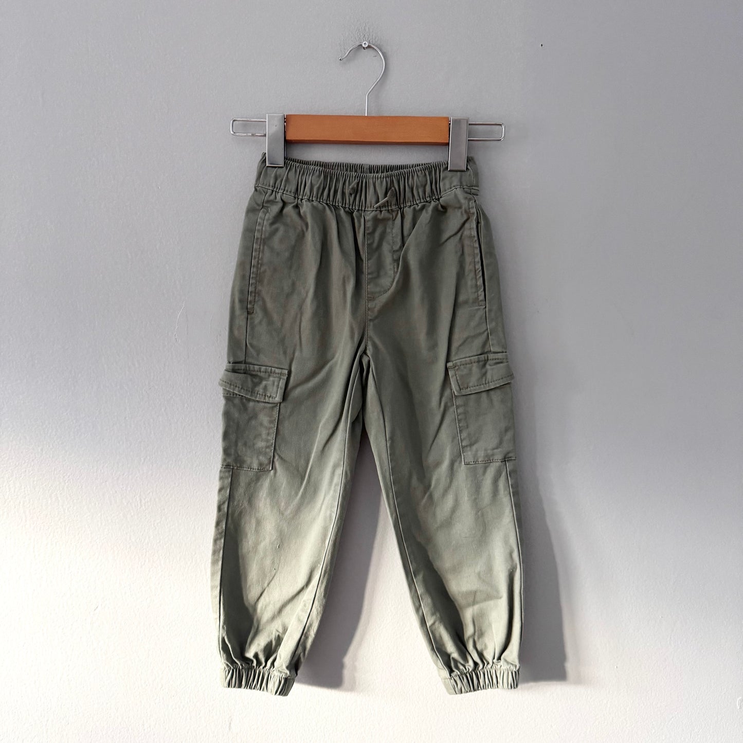 Gap	/ Khaki jogger pants / 4-5Y