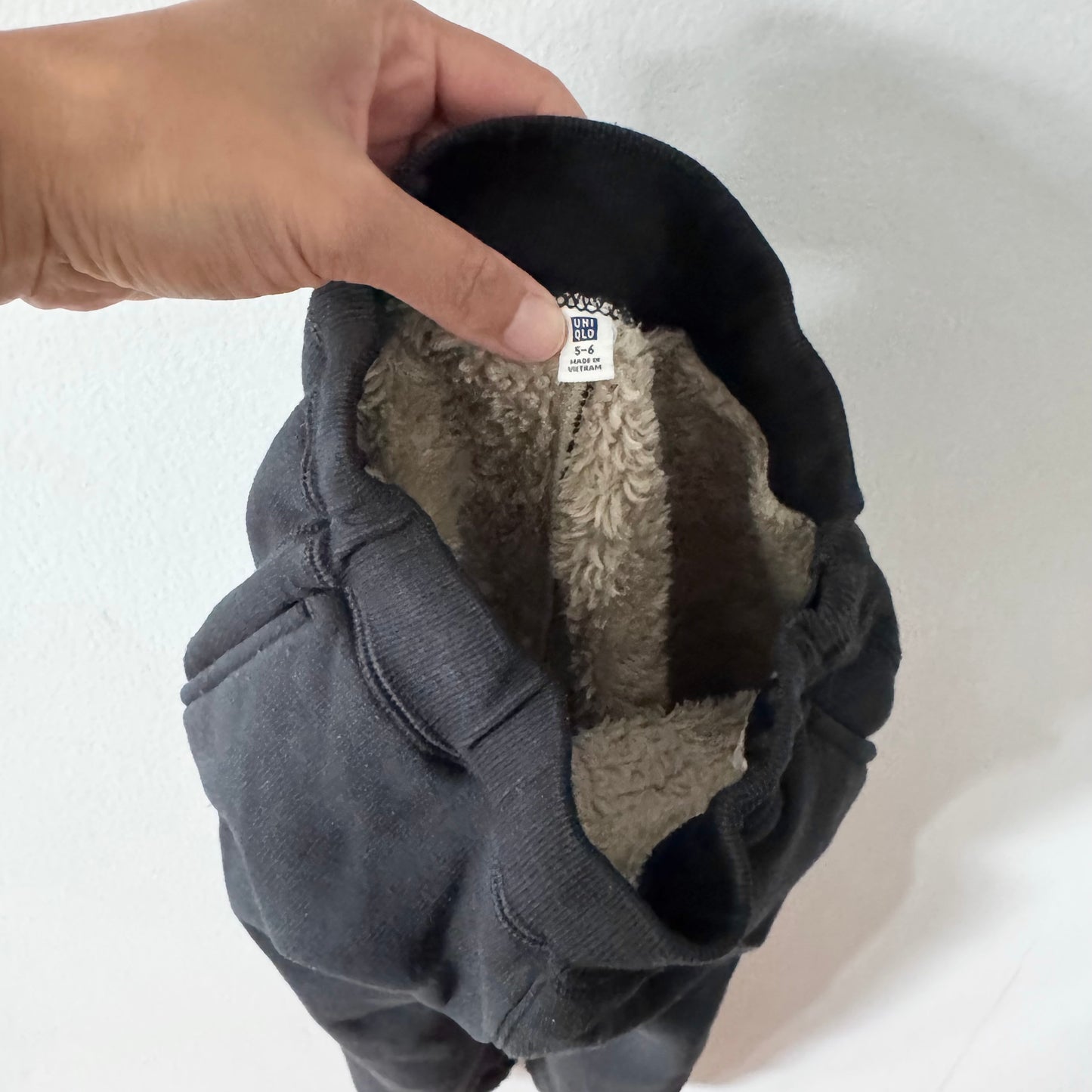 Uniqlo / Sherpa lined black sweatpants / 5-6Y