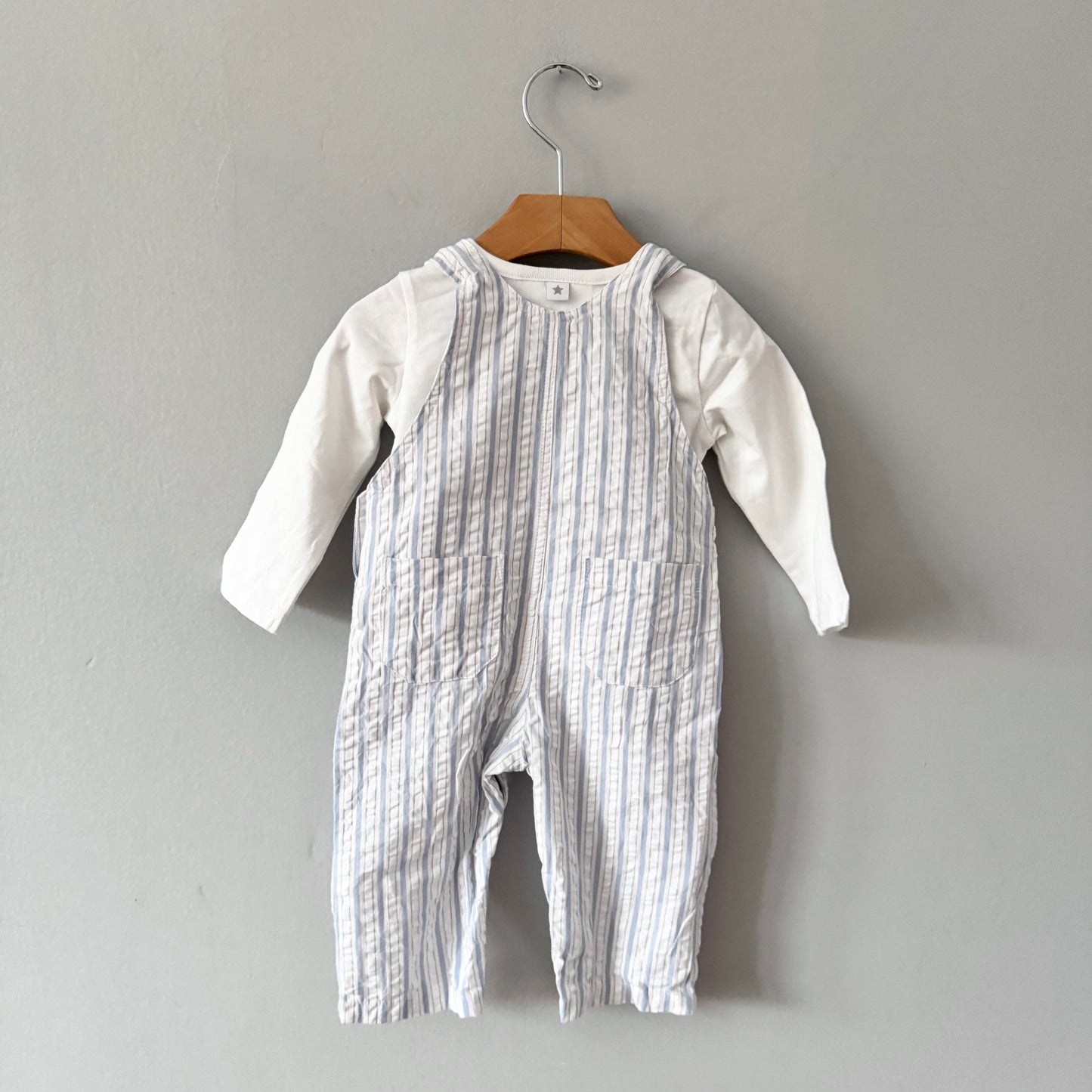 The Little White Company / Ensemble salopette et haut à manches longues blanc / 6-9 mois – Neuf sans étiquette