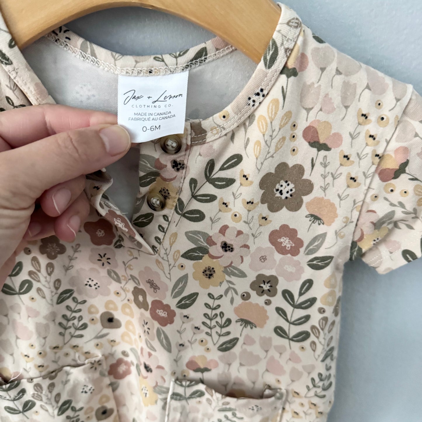 Jax & Lennon / Grenouillère manches courtes à motifs floraux beige / 0-6M