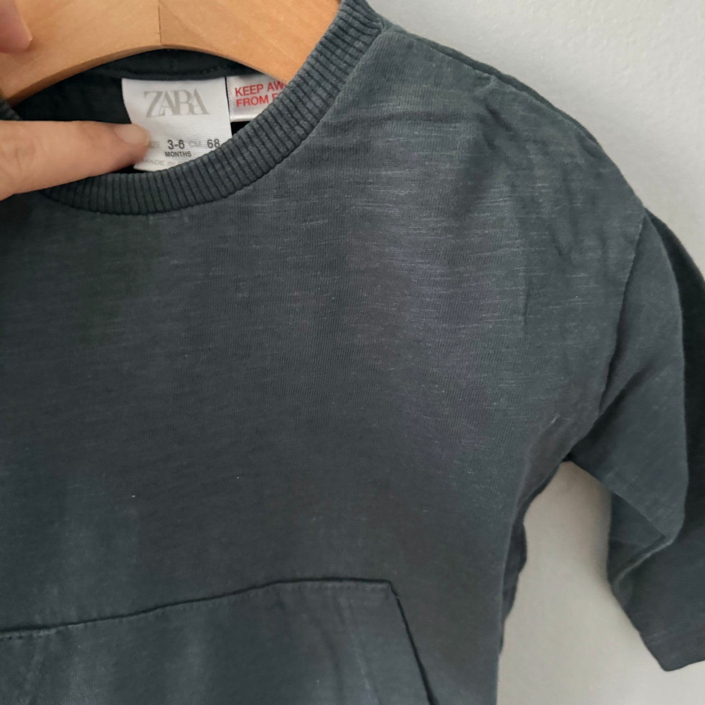Zara / Dark green long sleeve T-shirt with front pocket / 3-6M