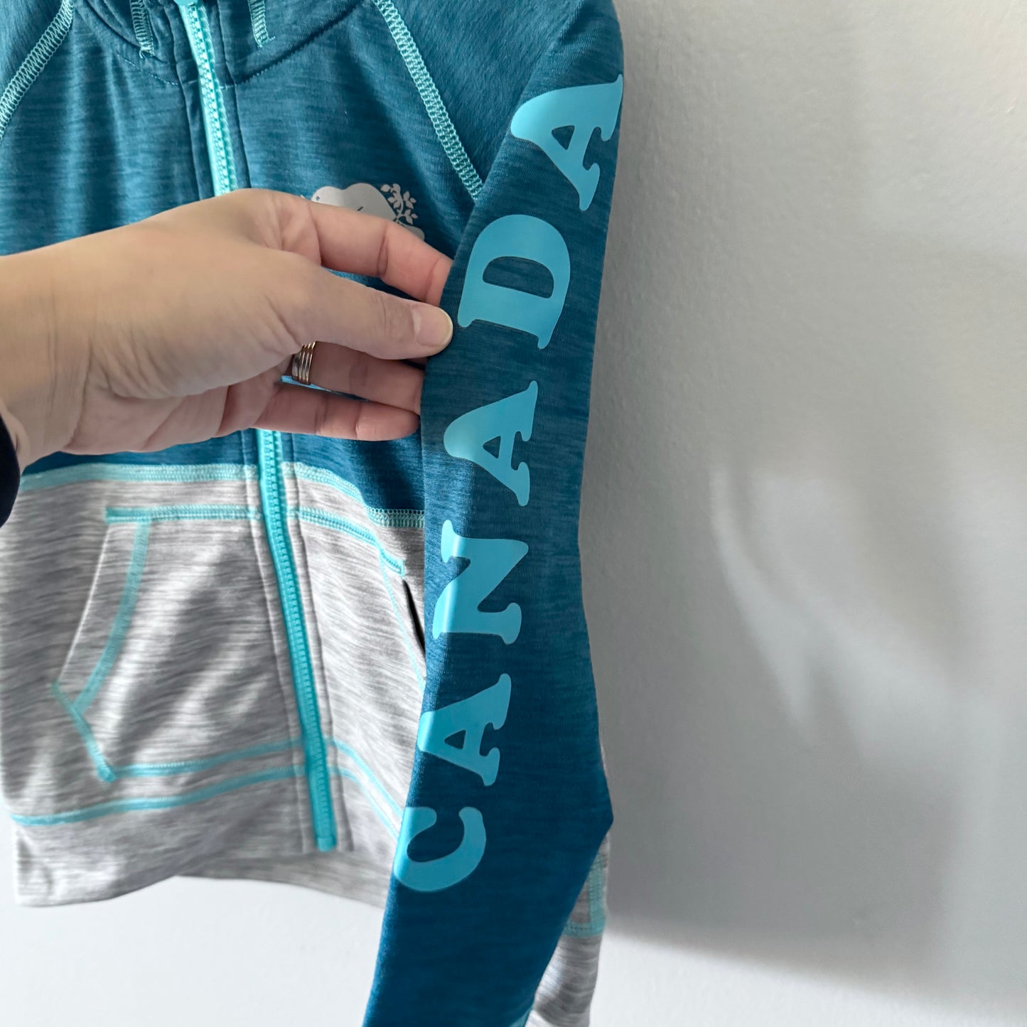 Roots / Zip up vert et gris de sport / 4T