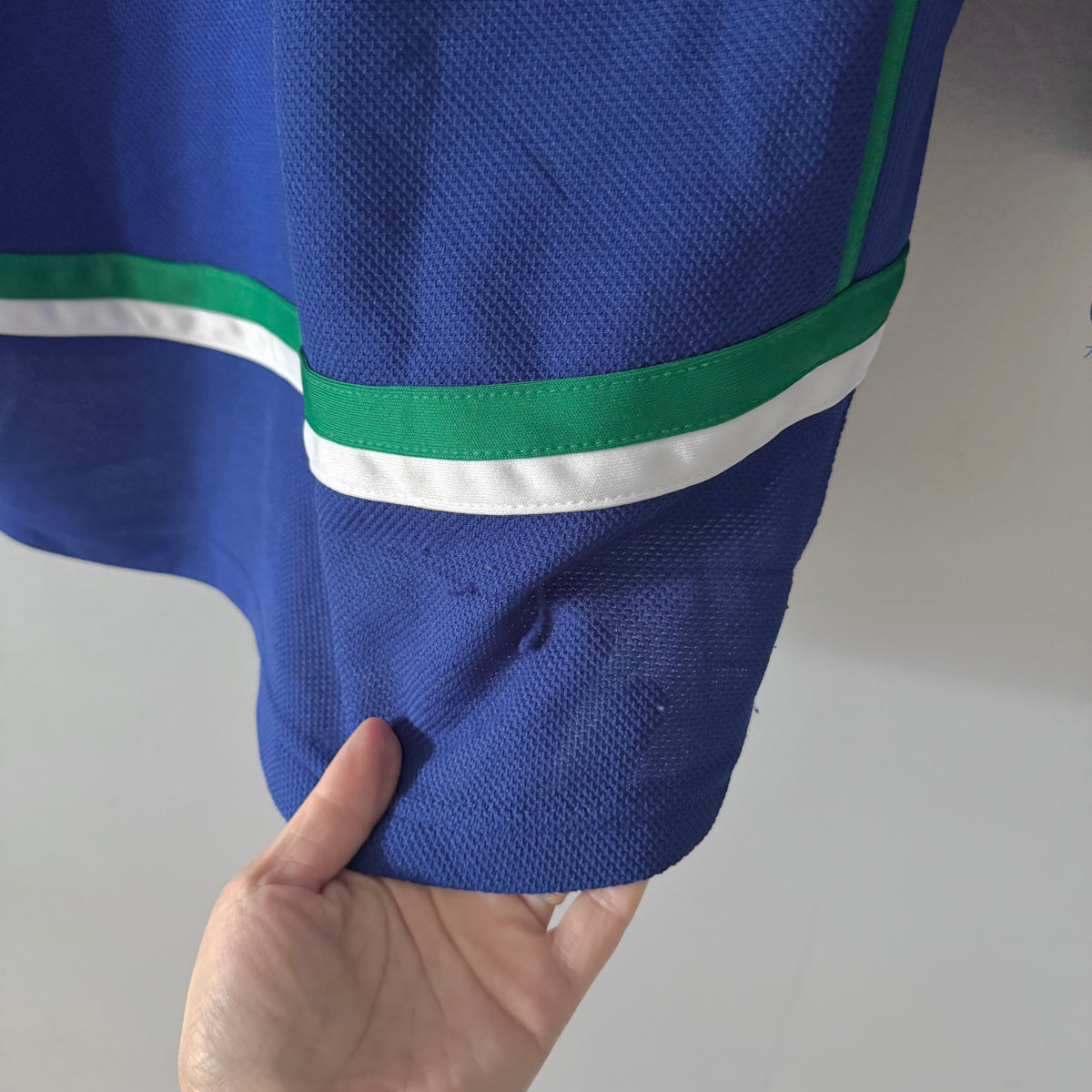 NHL / Vancouver Canucks jersey / Youth L/XL