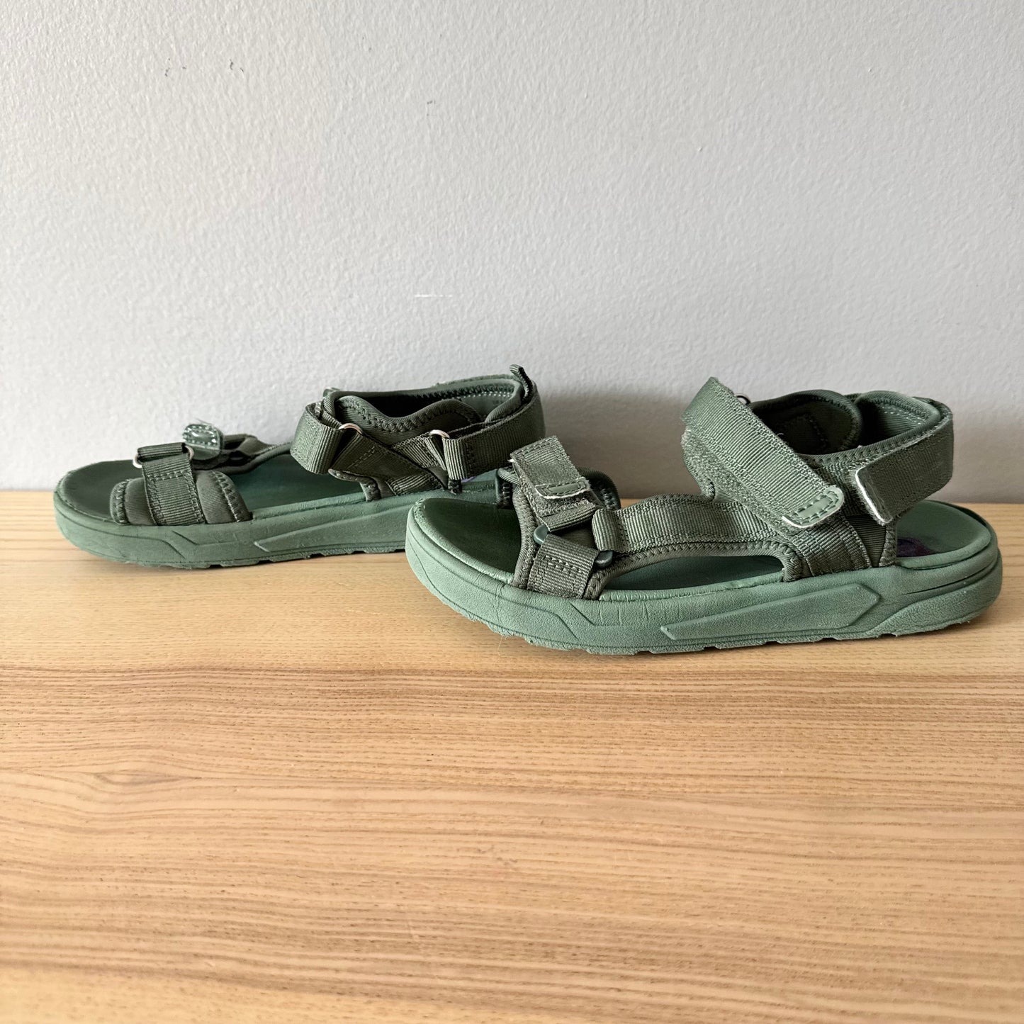 H&M / Khaki sandals / J2