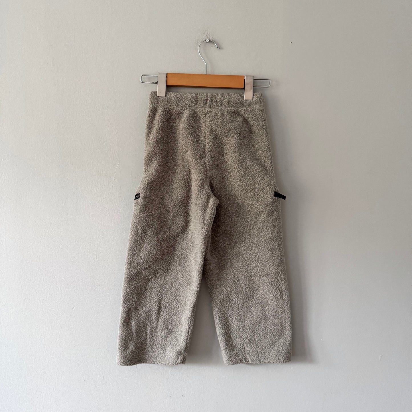 Essentials / Light grey fleece pants / 2-3Y(Fits 4Y)