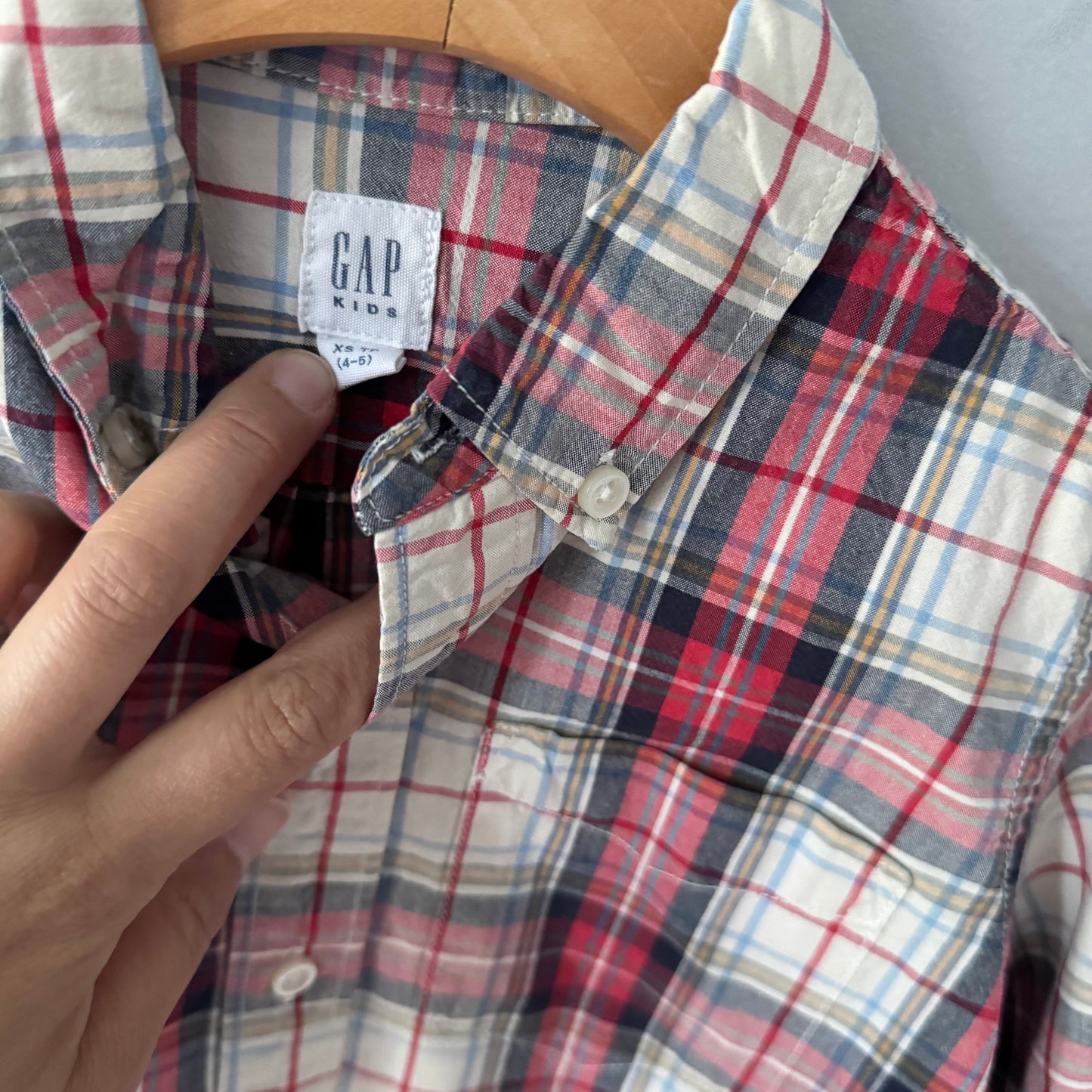 Gap / Red x white shirt / 4-5Y