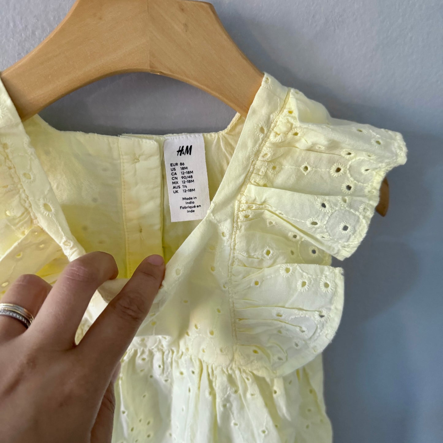 H&M / Light yellow eyelet dress / 12-18M(Fits 2Y)