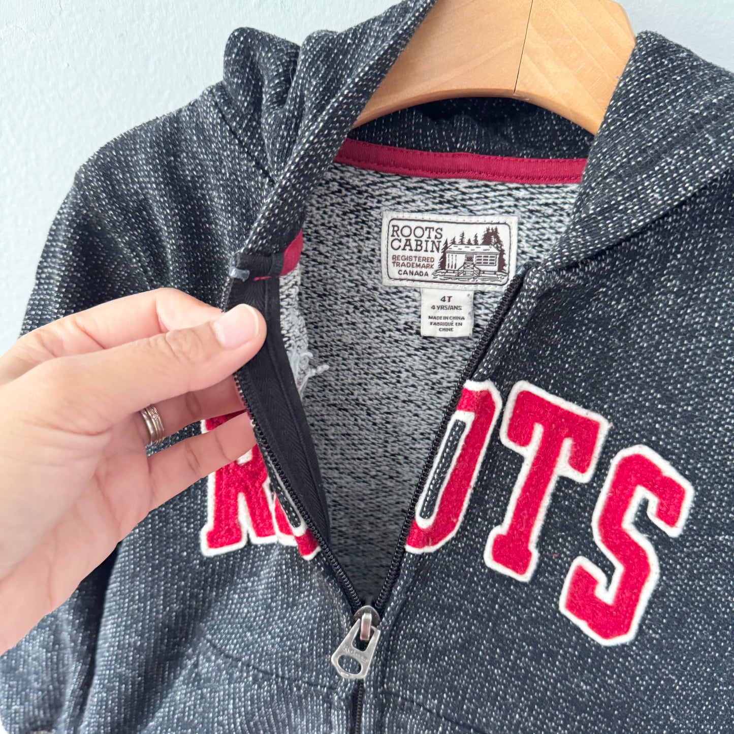 Roots Cabin / Red logo x black zip up hoodie / 4T