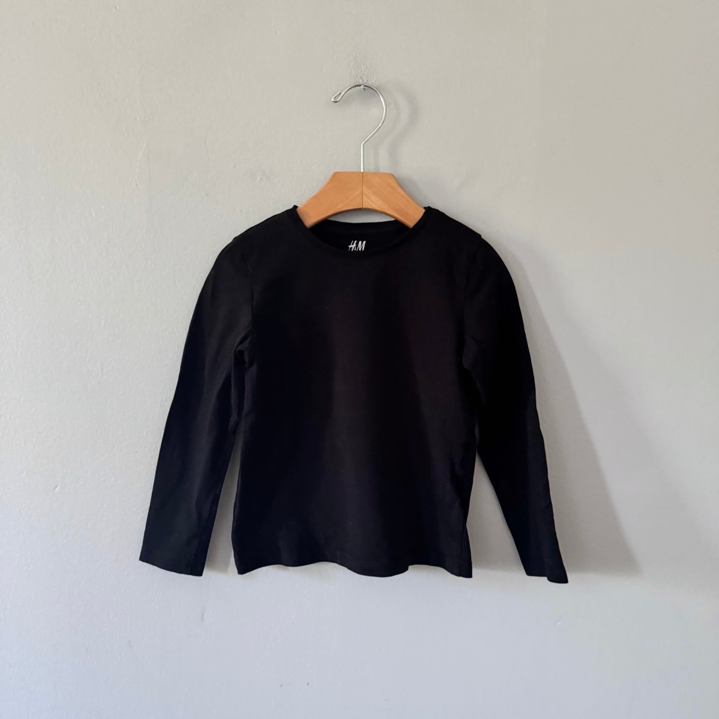 H&M / Black long sleeve top / 2-4Y