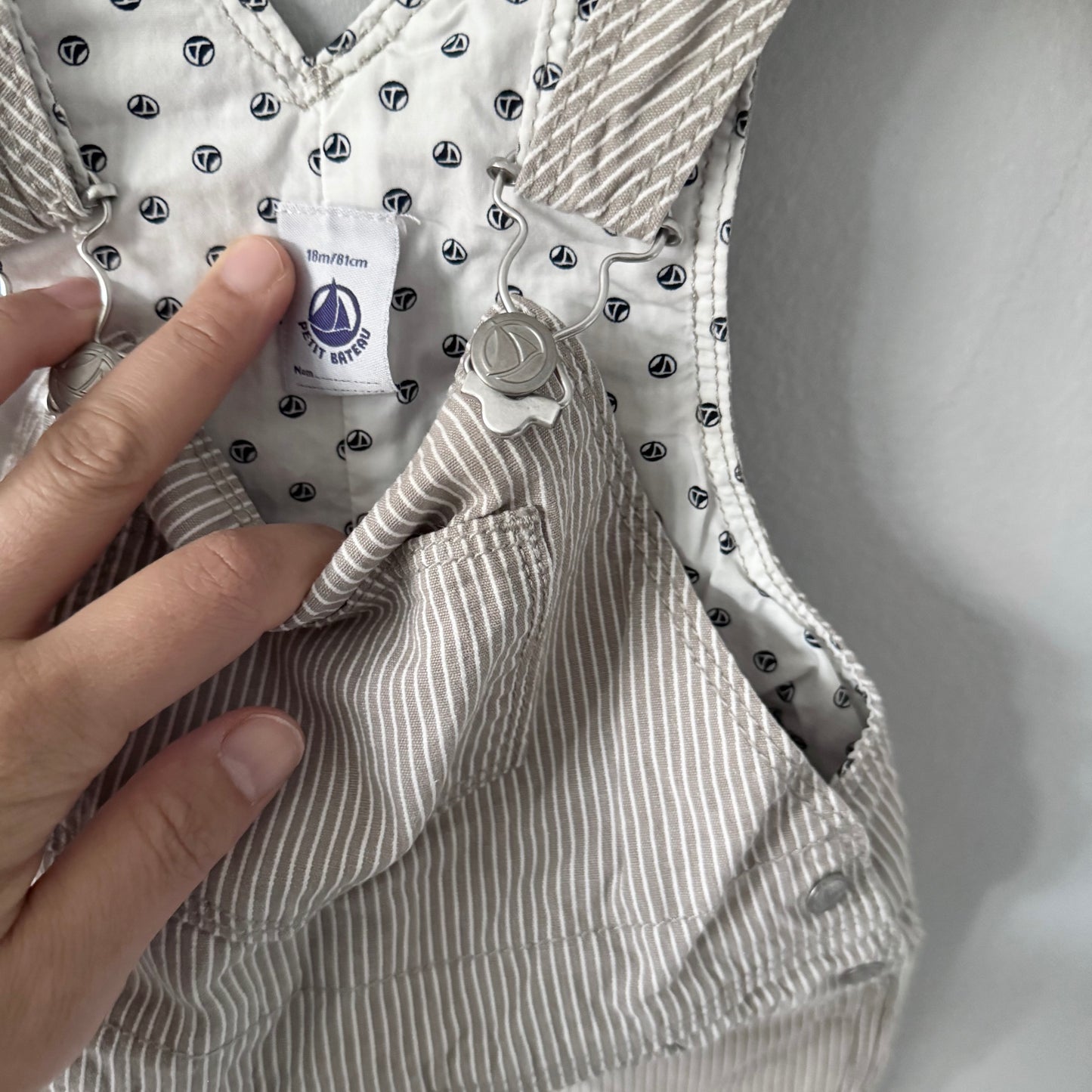 Petit bateau / Salopette courte rayée beige / 18M