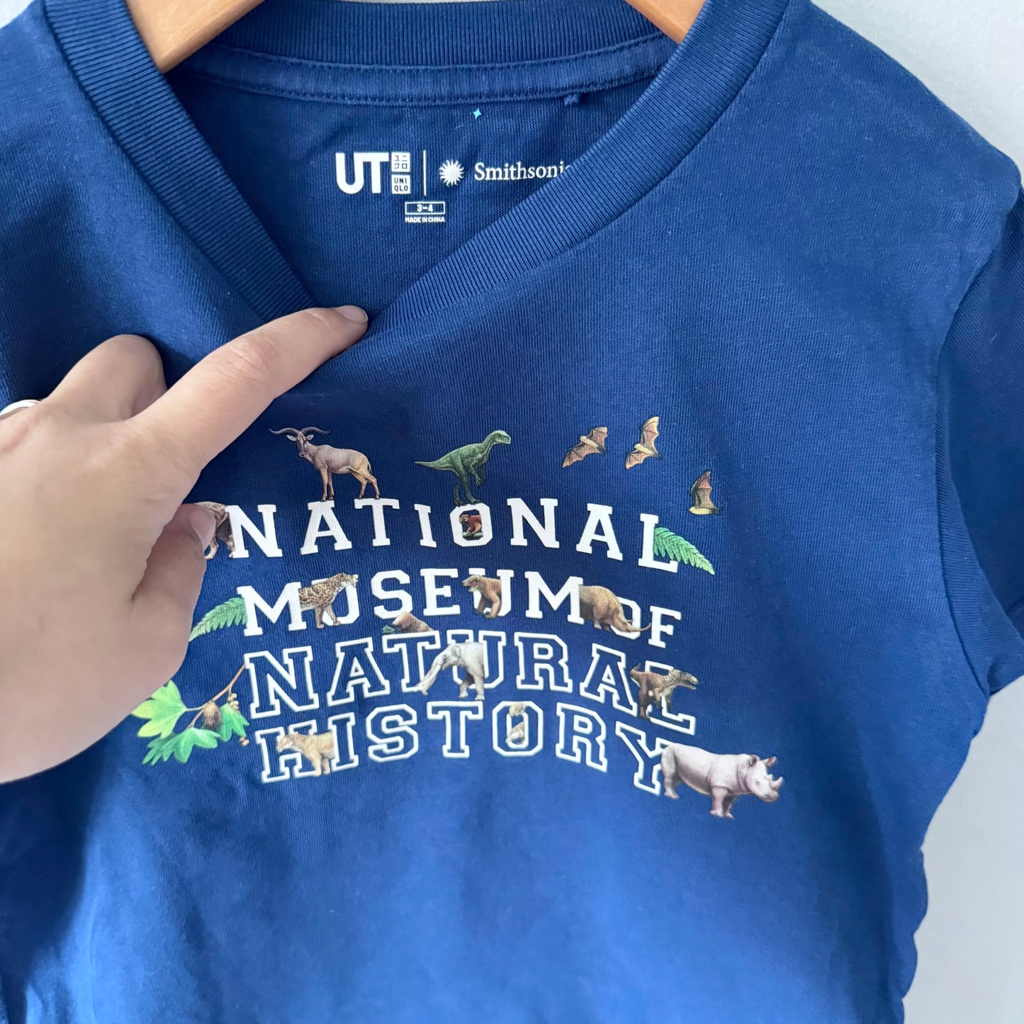 Uniqlo x Smithsonian / T-shirt Bleu Marine / 3-4 ans
