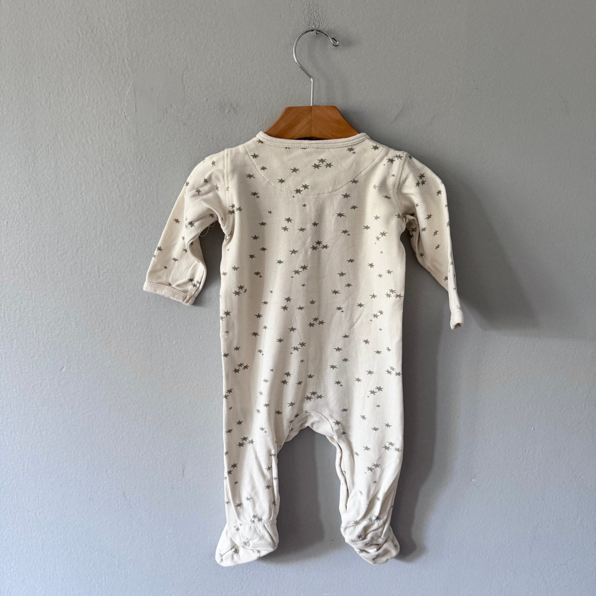 Quincy Mae / White x grey star romper / 6-12M
